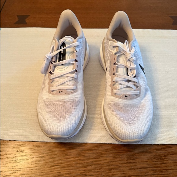 NWOT, NEVER WORN NIKE Running shoe, VOMERO 17, ZOOMX. White and violet. - Picture 3 of 6